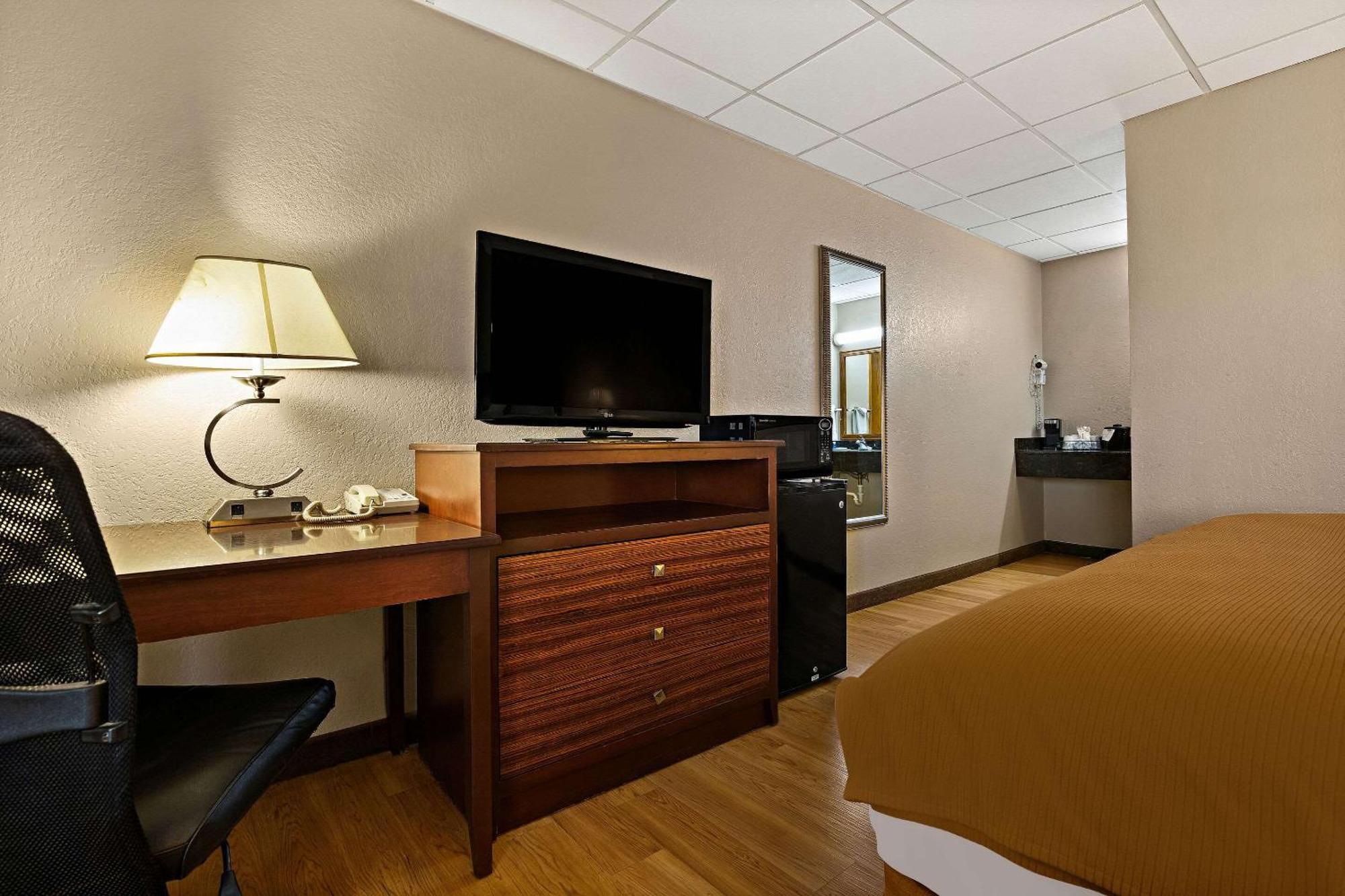 Rodeway Inn McPherson Bagian luar foto