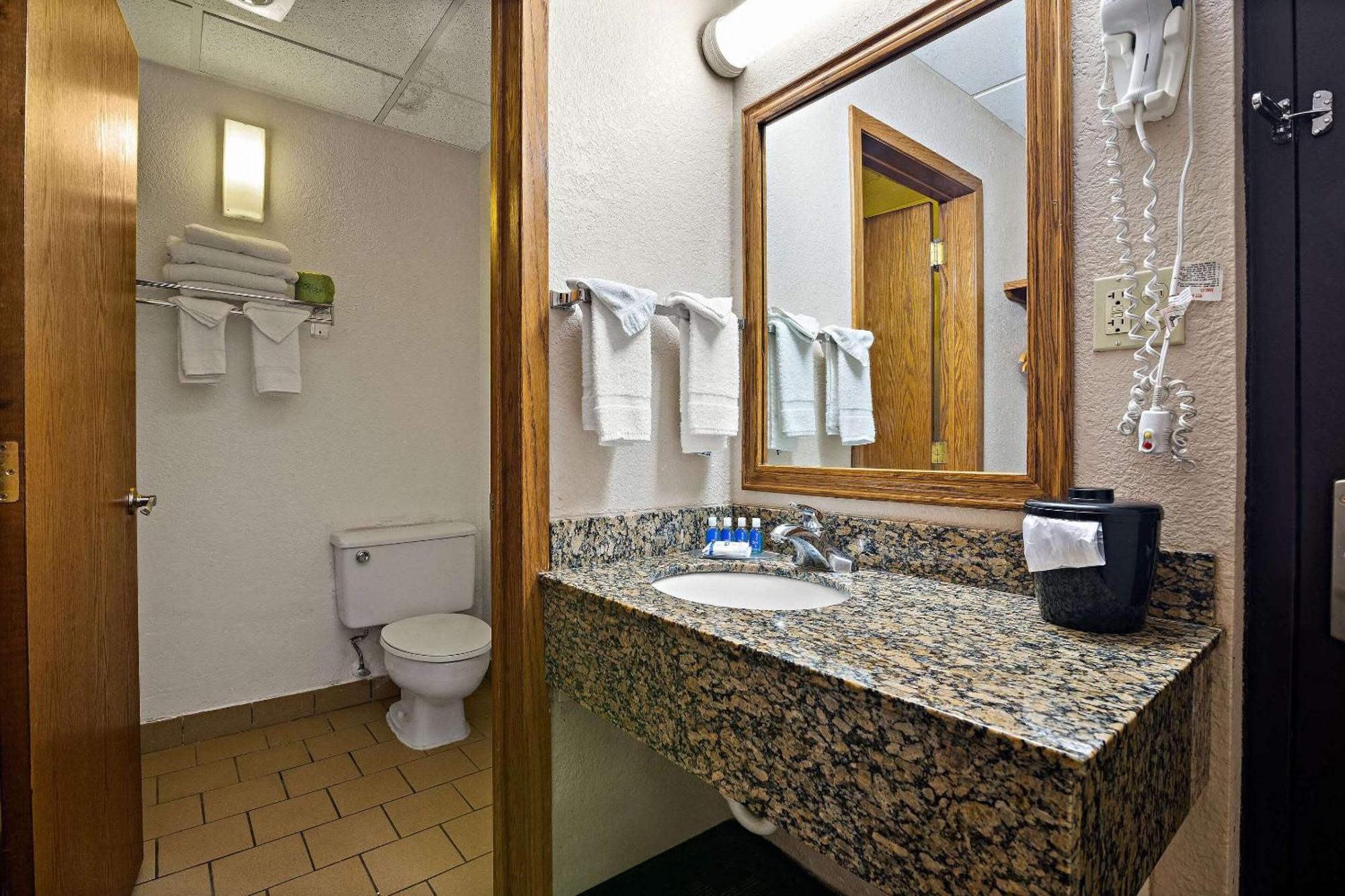 Rodeway Inn McPherson Bagian luar foto