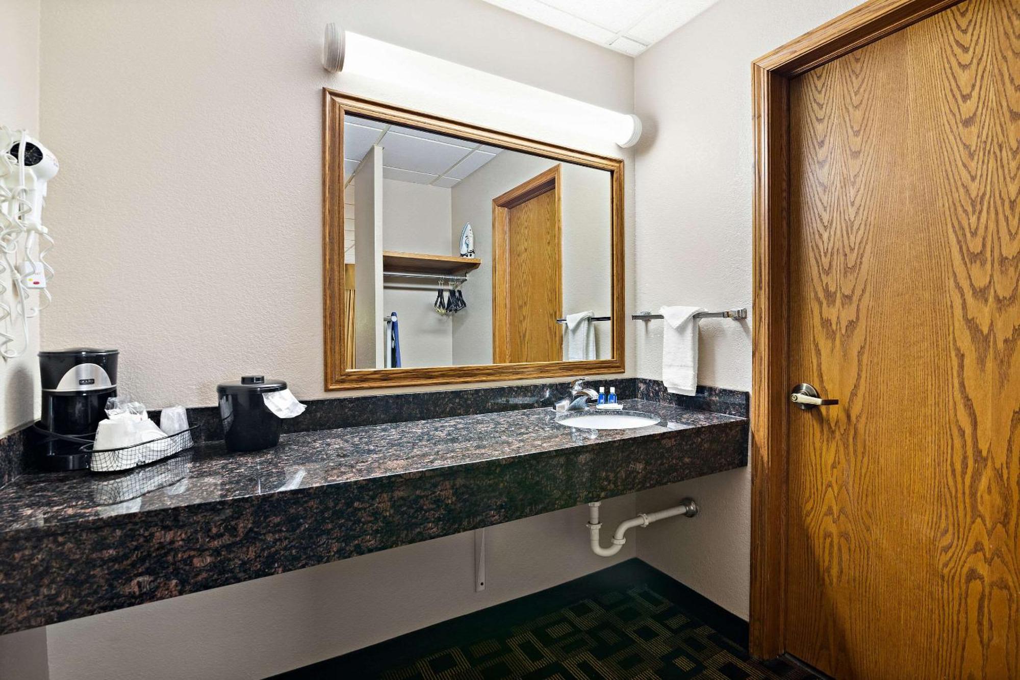 Rodeway Inn McPherson Bagian luar foto